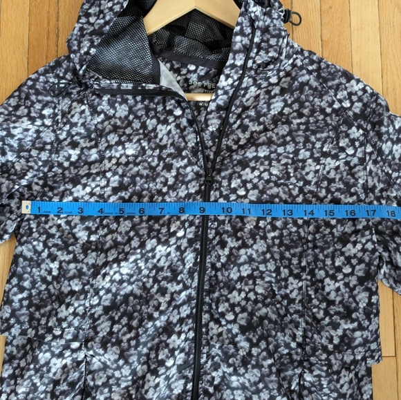 Joe Fresh Lightweight Windbreaker - Picture 4 of 7